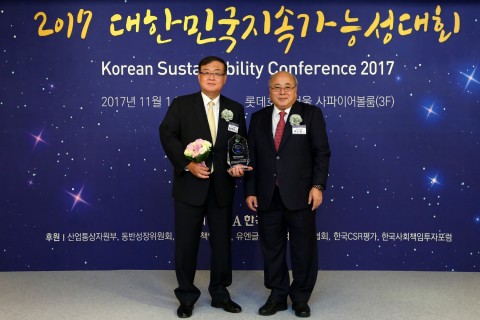 신한은행이 한국표준협회 주최 2017 대한민국 지속가능성대회에서 대한민국 지속가능성 지수 은행부문 6년 연속 1위 기업으로 선정됐다