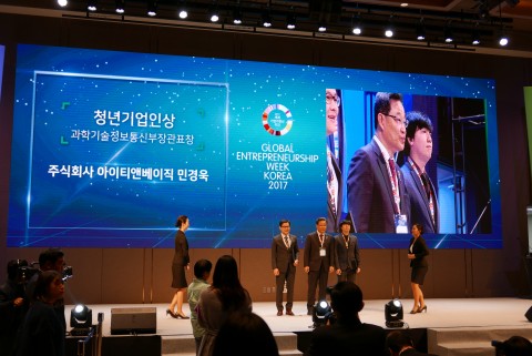 아이티앤베이직 민경욱 대표가 2017 세계기업가정신 주간 한국행사에서 과학기술정보통신부 장관 표창을 수상하였다