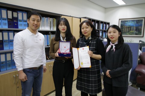 왼쪽부터 한국조혈모세포은행협회 박충민 팀장과 안동대학교 김윤경 RCY 지도교수 및 임원진