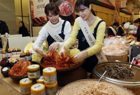 신세계가 한국여성소비자연합과 손잡고 김장 젓갈∙바다 바자회를 펼친다