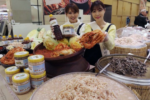 신세계가 한국여성소비자연합과 손잡고 김장 젓갈∙바다 바자회를 펼친다