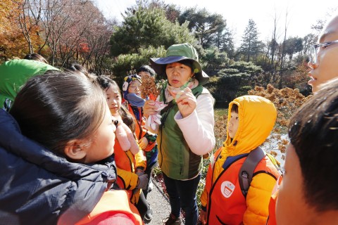 오렌지 플랜트 스쿨 참가자들이 한택식물원에서 자연 탐방을 체험하고 있다