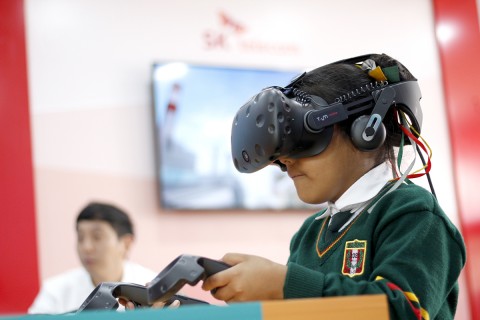 SK텔레콤이 22일 오후 페루 리마의 수이자 초등학교에서 이동형 ICT 체험관 티움 모바일의 개관 기념식을 가졌다