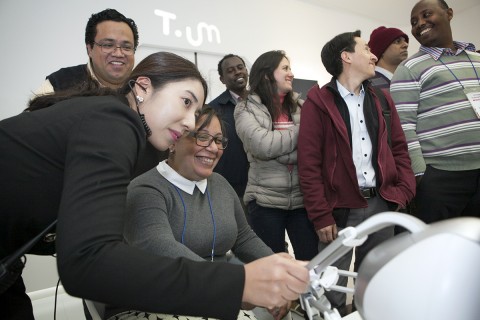 개발도상국 15개국 ICT 전문가와 인도의 주요 언론 기자단이 27일 오후 최첨단 ICT 체험관 티움을 잇따라 방문해 대한민국의 ICT 기술을 체험했다