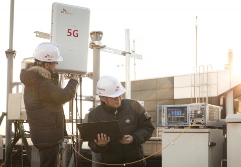 SK텔레콤이 하이게인안테나사와 SK텔레시스 등 국내 통신장비업체들과 함께 5G 초고주파수 대역에서도 안정적인 통신 서비스를 제공할 수 있는 신규 5G 중계 기술을 개발하고 시험망에 적용했다