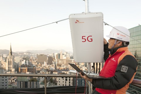 SK텔레콤이 하이게인안테나사와 SK텔레시스 등 국내 통신장비업체들과 함께 5G 초고주파수 대역에서도 안정적인 통신 서비스를 제공할 수 있는 신규 5G 중계 기술을 개발하고 시험망에 적용했다