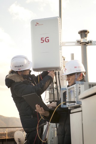 SK텔레콤이 하이게인안테나사와 SK텔레시스 등 국내 통신장비업체들과 함께 5G 초고주파수 대역에서도 안정적인 통신 서비스를 제공할 수 있는 신규 5G 중계 기술을 개발하고 시험망에 적용했다
