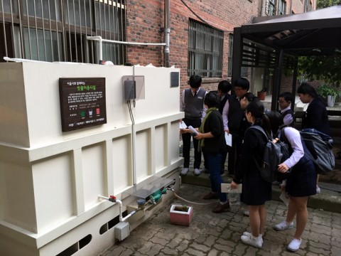 10월 19일 진행된 찾아가는 빗물학교 와雨!에서 서울 경서중 환경동아리 학생들이 빗물 이용 시설의 구조와 이용 방법을 함께 알아보고 있다