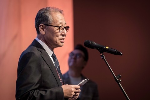 2017 인생나눔축제에서 한국문화예술위원회 황현산 위원장이 축사를 하고 있다