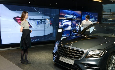 LG전자가 글로벌 자동차 브랜드 메르세데스-벤츠 전시장에 디지털 사이니지를 공급했다