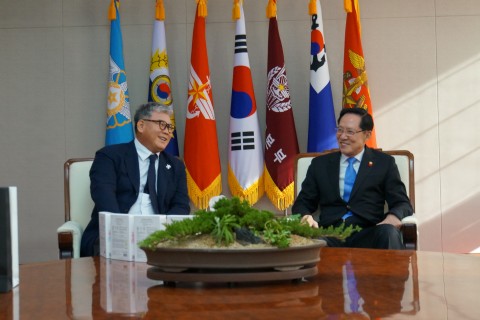 송영무 국방부 장관(오른쪽)이 글로본 한상호 회장(왼쪽)으로부터 RUE 마스크팩을 위문품을 전달 받은 후 환담을 나누고 있다