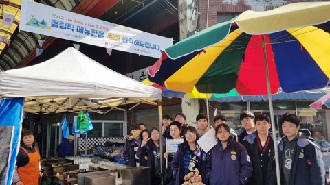민사고 바틀 동아리 학생들이 평창의 시장 식당들을 위해 외국어 메뉴판을 제작하고 있다