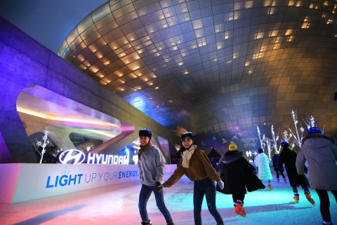 현대차가 평창동계올림픽 성공 개최 기원 Light Up 아이스링크를 개장한다