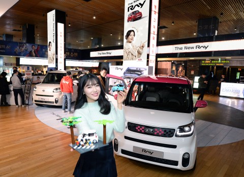 기아자동차는 22일부터 1월 14일까지 서울 소재 영화관에서 더 뉴 레이를 전시하고 경품 증정 이벤트를 실시한다