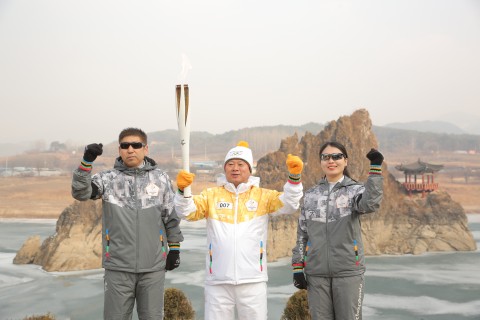 평창을 환하게 밝힐 동계올림픽 성화가 23일 온달 장군의 도시로 유명한 단양에서 도착해 봉송을 마쳤다