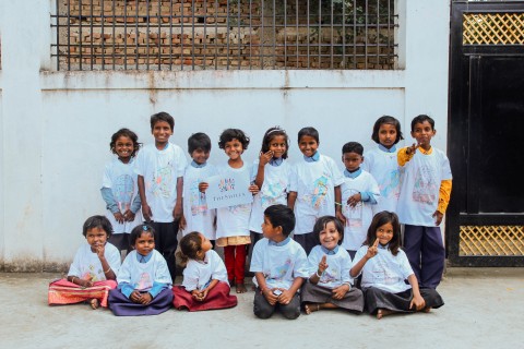 인도 보드가야 Gyanjyoty Primary School 학생들에게 전달된 호텔신라 티셔츠