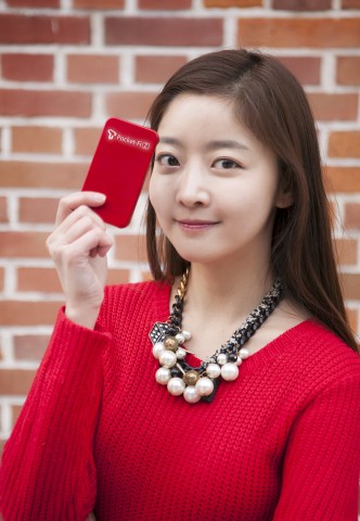 SK텔레콤이 신용카드 크기에 더 가벼워진 휴대용 모바일 라우터 포켓파이Z를 29일 출시한다