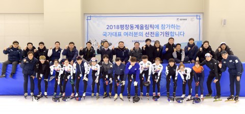 국가대표지도자협의회 임원들이 12월 27일 진천 국가대표선수촌 내 빙상장을 방문하여 훈련 중인 쇼트트랙 선수단을 격려하였다