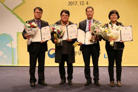 한국주거복지 수상자들이 기념 촬영을 하고 있다