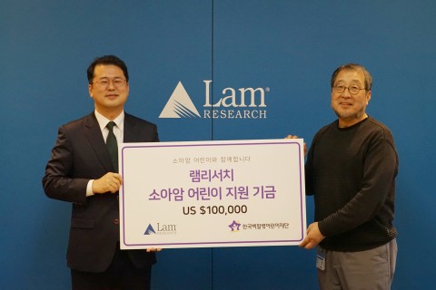 램리서치코리아 서인학 대표이사(오른쪽)가 한국백혈병어린이재단 서선원 사무처장에게 소아암 어린이 지원 기금을 전달하고 있다