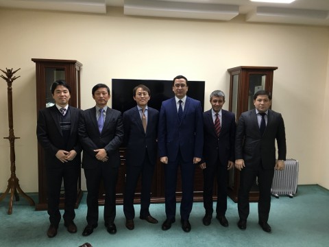 마늘랩 대표단(왼쪽에서 세번째 위성학CFO)이 우마로프 정보통신부 제1차관(오른쪽에서 세번째)을 접견하고 있다