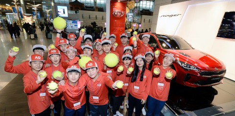 기아자동차가 세계 4대 테니스 대회 중 하나인 2018 호주오픈 테니스 대회에서 볼키즈로 활약할 한국대표 20명이 발대식을 가진 뒤 호주 현지로 출발했다