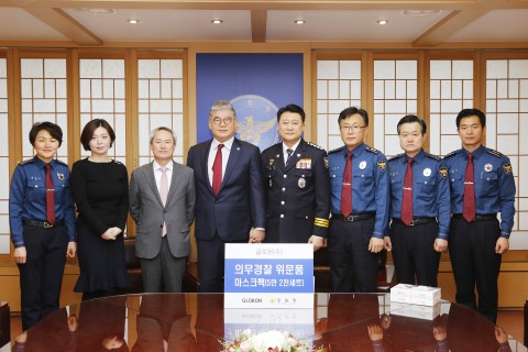 이철성 경찰청장과 한상호 회장을 비롯한 관계자들이 위문품 기증 후 기념 사진을 촬영하고 있다