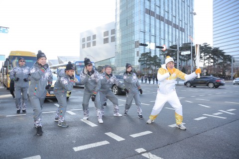 2018 평창 동계올림픽을 밝힐 성화가 10일 인천 곳곳을 밝혔다