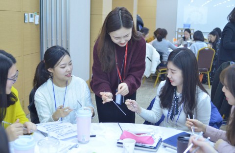 샘표가 2018년 상반기 공채 신입사원을 대상으로 젓가락 교육과 한국의 식문화를 이해하는 이색 교육 프로그램을 실시했다