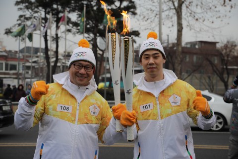 대한민국 아이스하키 남자 국가대표팀 백지선 감독(왼쪽)과 주장 박우상 선수(오른쪽)가 14일 성화봉송에 참여했다