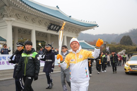 2018 평창 동계올림픽을 밝힐 성화가 16일 서울에서의 봉송을 성공리에 마쳤다