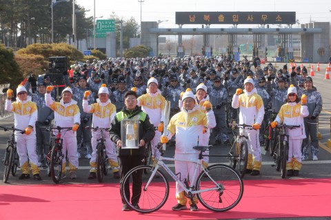 2018 평창 동계올림픽 성화가 19일 파주에서 자전거를 활용한 봉송을 진행하며 한반도와 전 세계의 평화를 기원했다