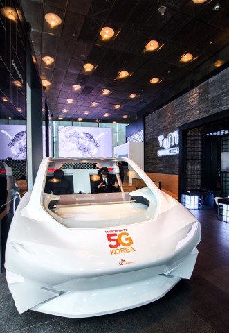 관람객이 서울 을지로에 위치한 ICT체험관 티움에서 SKT 5G 자율주행 콘셉트 차량을 체험하고 있다