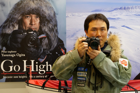 북극 탐험가 오기타 야스나가가 단독 남극 탐험 성공 후 기자회견장에서 포즈를 취하고 있다