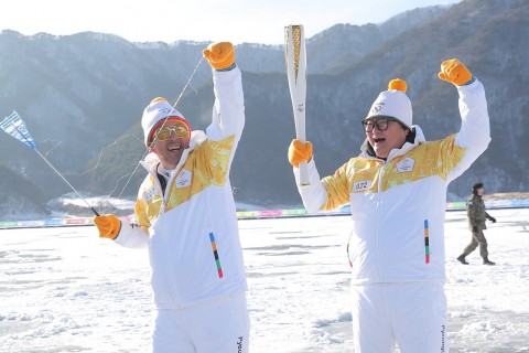 2018 평창 동계올림픽의 성화가 25일 빙어 축제로 유명한 인제를 달리며 올림픽 주경기장에 한발 더 가깝게 다가갔다