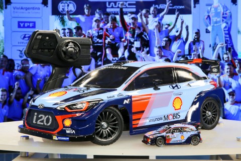 현대자동차가 타미야와 협업을 통해 탄생한 i20 Coupe WRC RC카를 2018 독일 뉘른베르크 완구 박람회에서 31일 최초로 공개했다