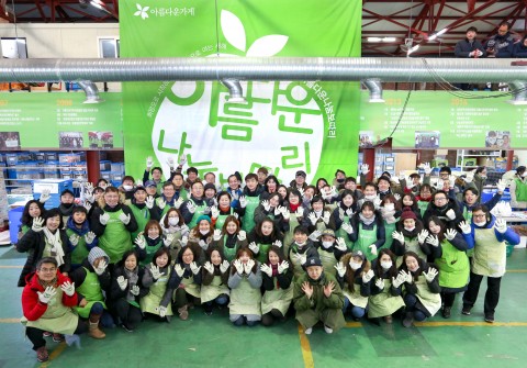 아름다운나눔보따리 포장작업을 위해 모인 아름다운가게 간사와 배우 김석훈 홍보대사 및 자원봉사자가 함께 기념사진을 촬영하고 있다