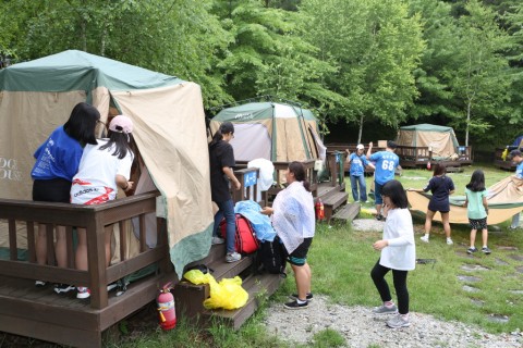 국립평창청소년수련원이 청소년자기도전포상제 탐험활동 캠프 참가기관을 모집한다. 사진은 2017년 청소년자기도전포상제 탐험활동 참가 청소년들이 수련원 야영장에서 모듬별 텐트를 설치하고 있다