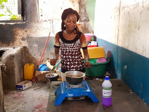 케냐 몸바사 인근 빈민촌 주민이 지난해 11월에 지급받은 저탄소 쿡스토브로 음식을 조리하고 있다