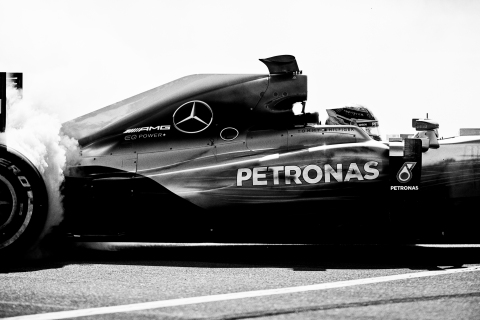 메르세데스-AMG 페트로나스 모터스포츠 차량 표면에 타미 힐피거 로고가 새겨져 았다