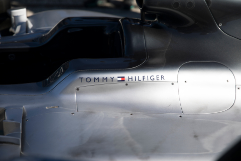 메르세데스-AMG 페트로나스 모터스포츠 차량 표면에 타미 힐피거 로고가 새겨져 았다