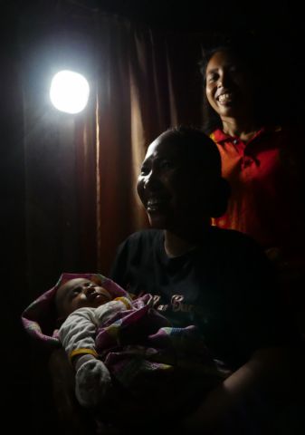 태양광 랜턴이 인도네시아 조산사 협회에 기증되어 밤에도 밝은 조명 속에서 아기들이 태어날 수 있게 되었다