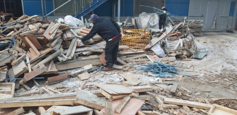 한국목재재활용협회가 폐목재 재활용 사업자 업계 간담회를 개최했다. 사진은 재활용공장에 입고된 폐목재 내 추가로 선별해야 하는 가연성폐기물
