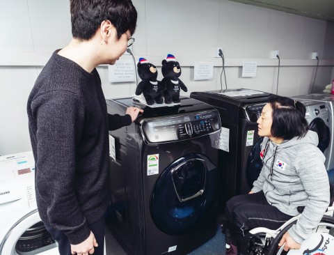 크로스컨트리 국가대표 이도연 선수(오른쪽)가 플렉스워시 세탁기의 사용법을 배우고 있다