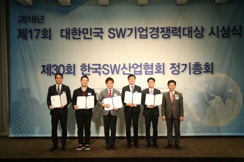 메가존의 장지황 대표가 메가존을 대표해 대한민국 SW기업 경쟁력대상 최우수상을 수상하고 있다(왼쪽 첫번째)