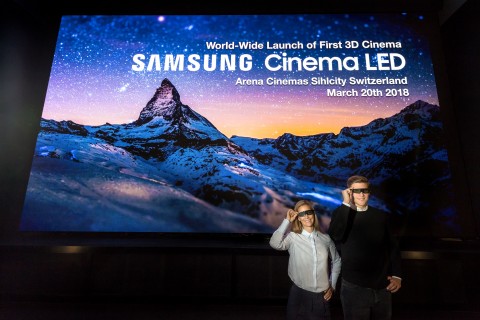 삼성전자 모델들이 스위스 취리히 아레나 시네마에서 3D 영화 관람용 입체 안경을 쓰고 3D 시네마 LED 상영관을 소개하고 있다