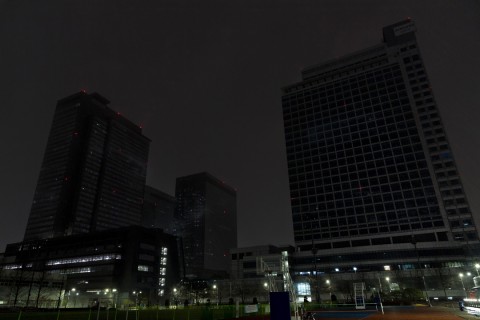 21일 저녁 지구촌 전등끄기 캠페인을 실시하고 있는 소등된 수원 삼성 디지털시티 전경