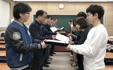 건국다 융합인재학부 교수들이 학생들에게 장학증서를 수여하고 있다