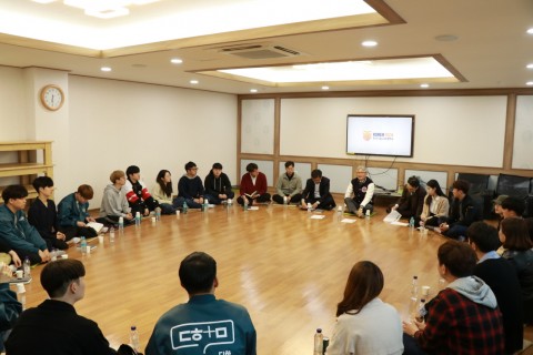 김기영 코리아텍 총장이 학생자치기구 학생들과 개최한 나우리사랑방 행사 현장