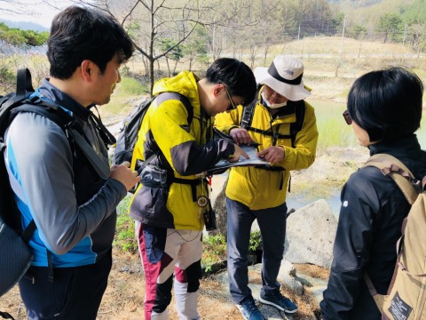 국제청소년성취포상제 탐험 활동 지도과정 전문연수에 참가한 청소년지도자들이 탐험 활동 코스설계 후 현장을 탐험하고 있다